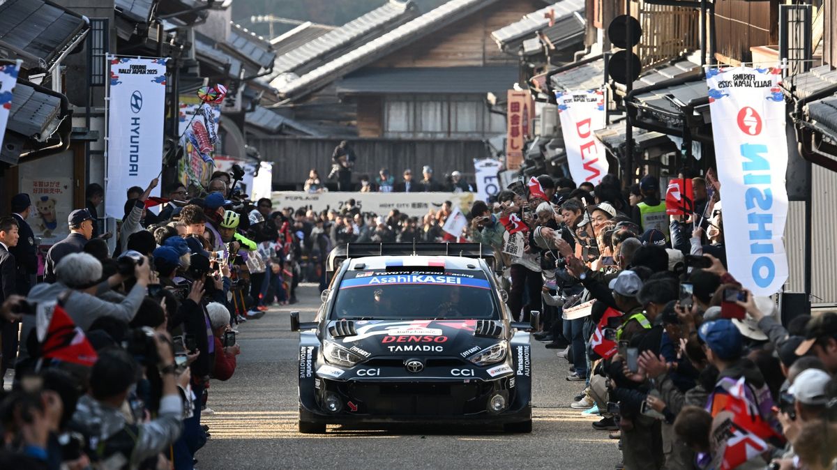 Ogier dál vede Japonskou rallye, Evans ztrácí šest sekund